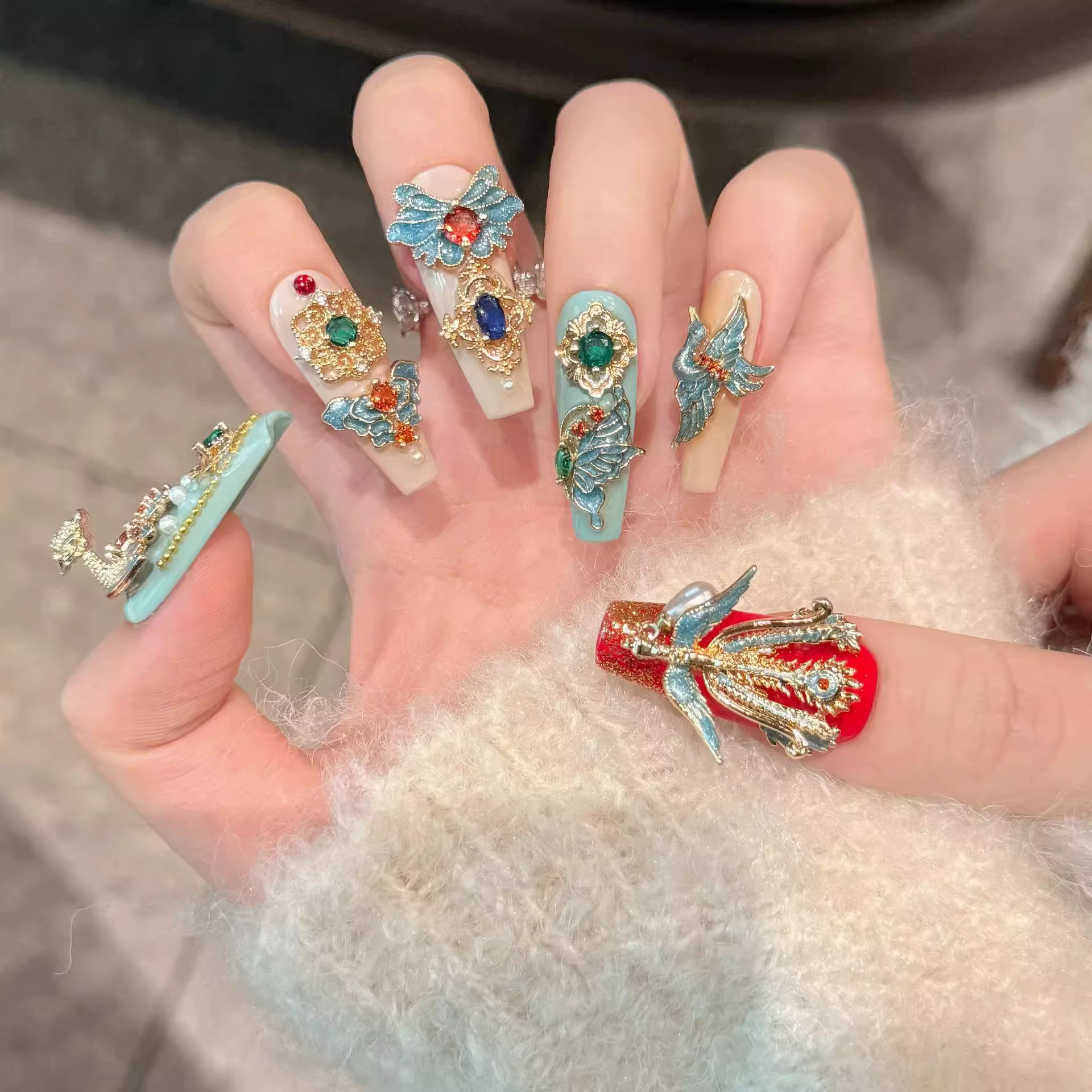 Ongles à pression exquises d'inspiration orientale avec motifs de phénix et de nuages avec des matériaux écologiques de qualité supérieure et des pierres précieuses sécurisées