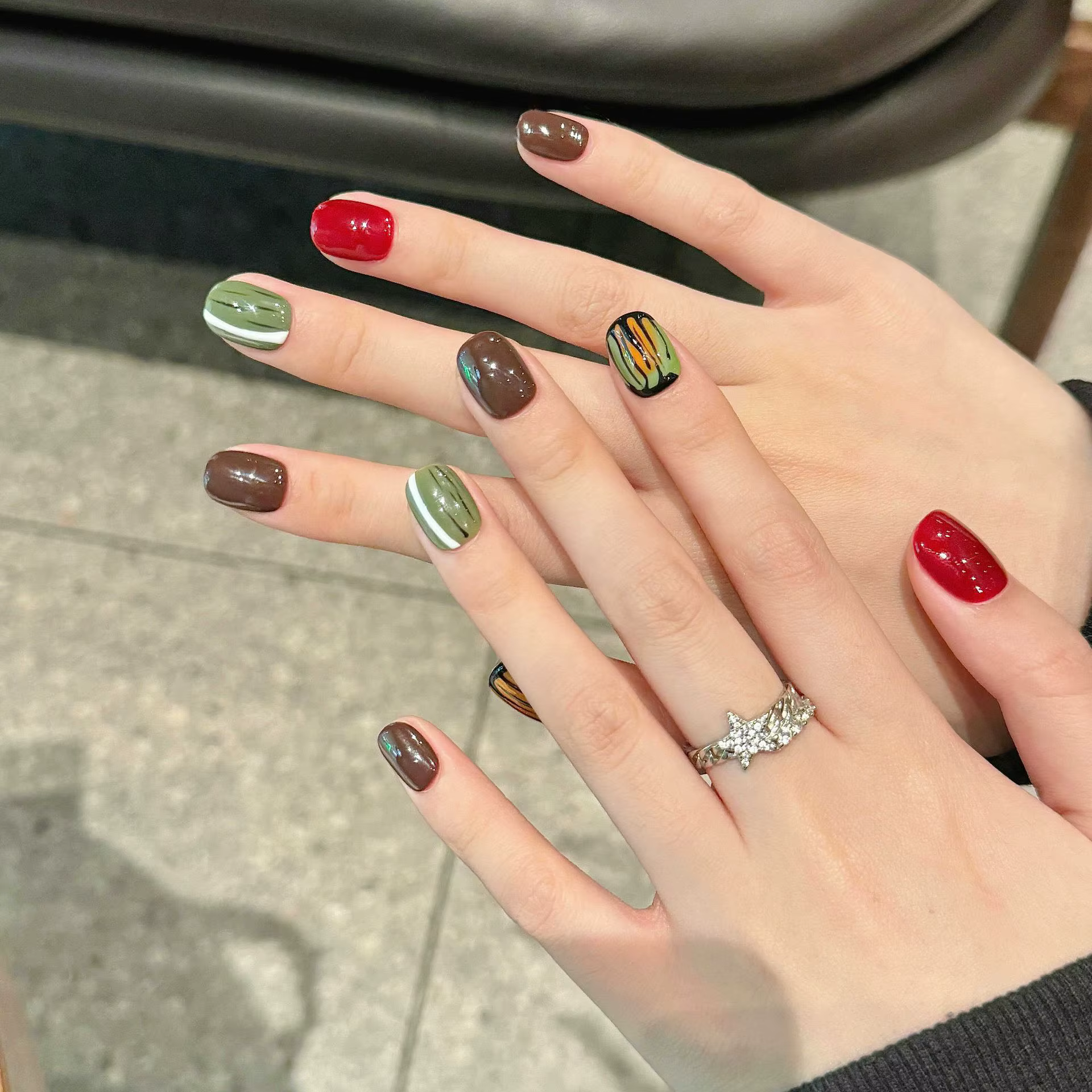 Presse à la main sur les ongles mignon court rond faux