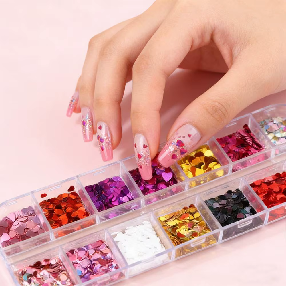 12 grilles de paillettes 3D colorées en forme de cœur pour nail art