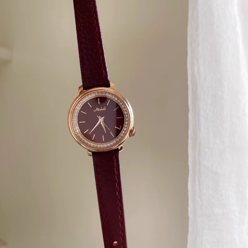 Montre à cadran rond bordeaux, rétro Chic, haut de gamme, luxe, serti de diamants, montre britannique pour dames, cadeau, nouvelle collection automne/hiver 2025