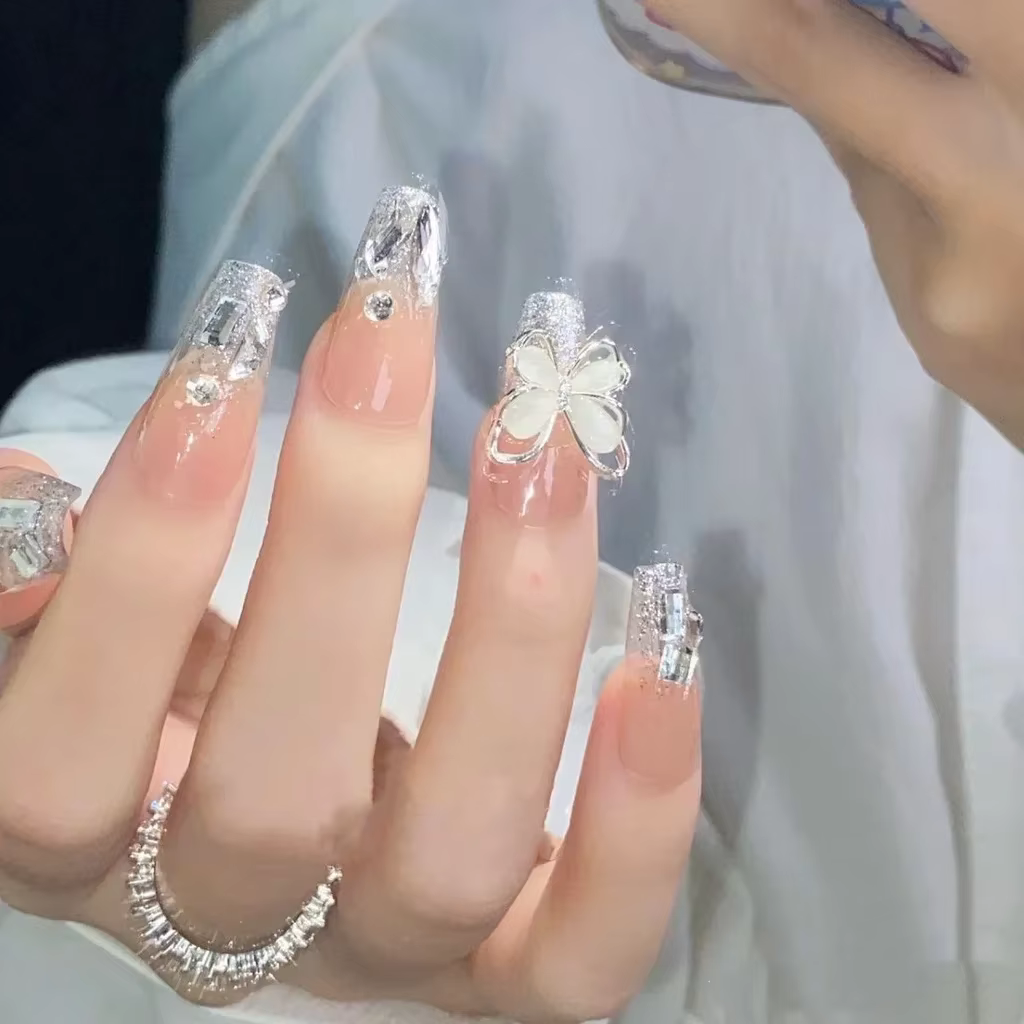 Faux ongle manucure patch flash argent diamant papillon portant la pièce