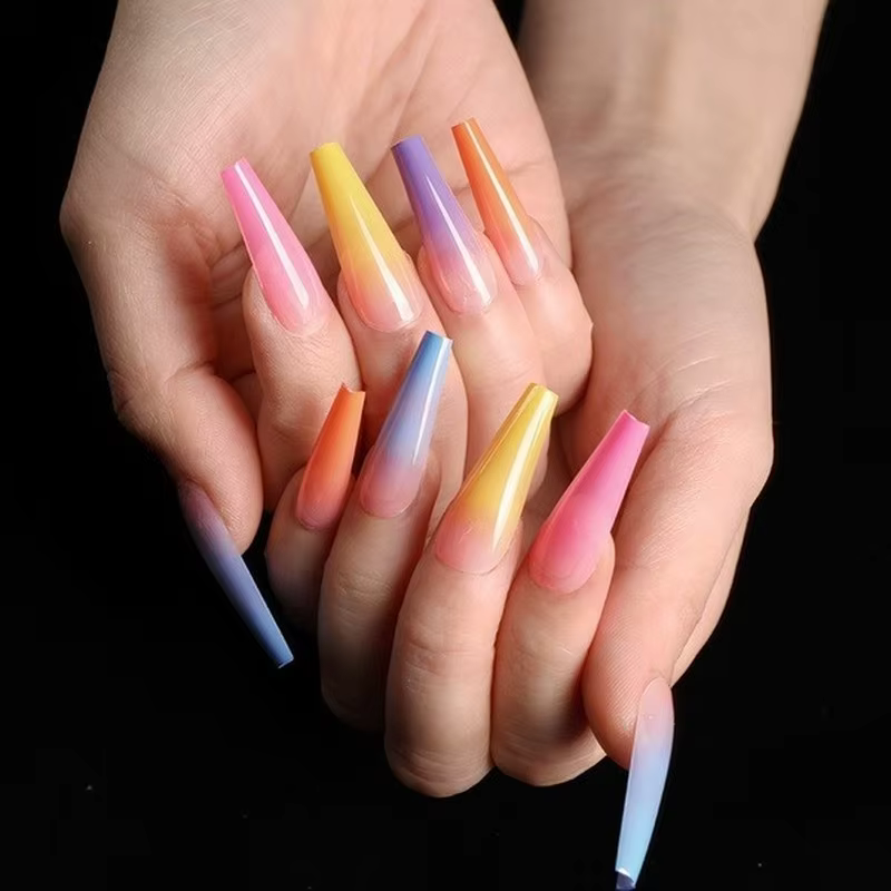 Faux ongles longs en forme de cercueil