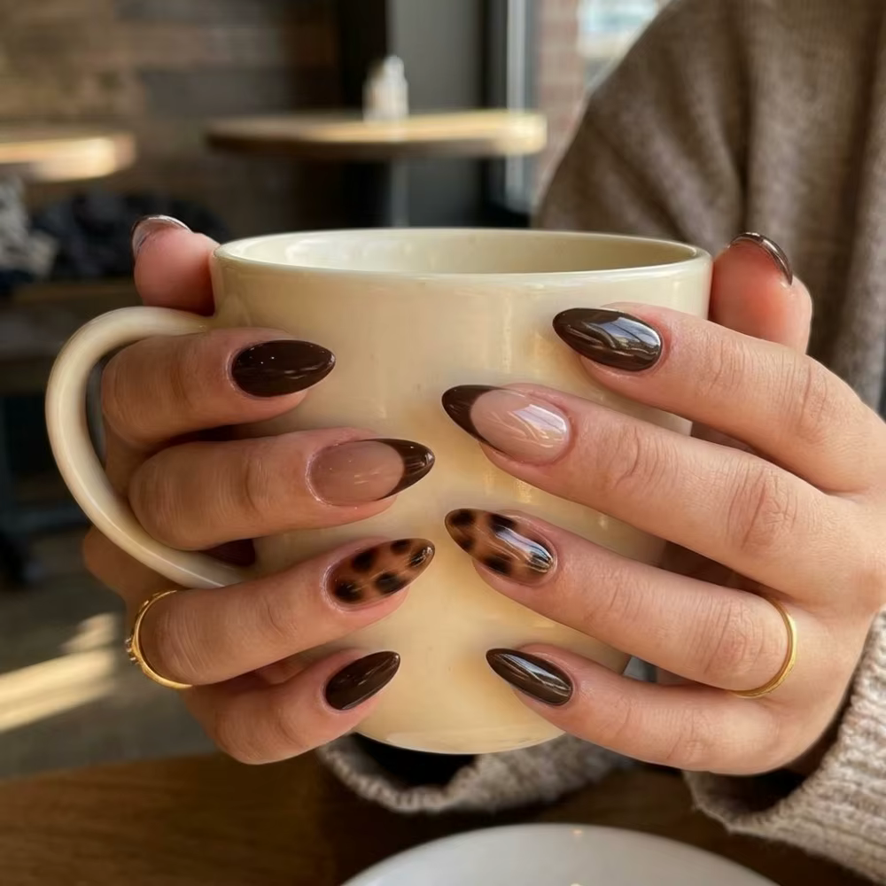 24 faux ongles nude en forme d'amande pour femmes avec pointes françaises marron et motif écaille de tortue