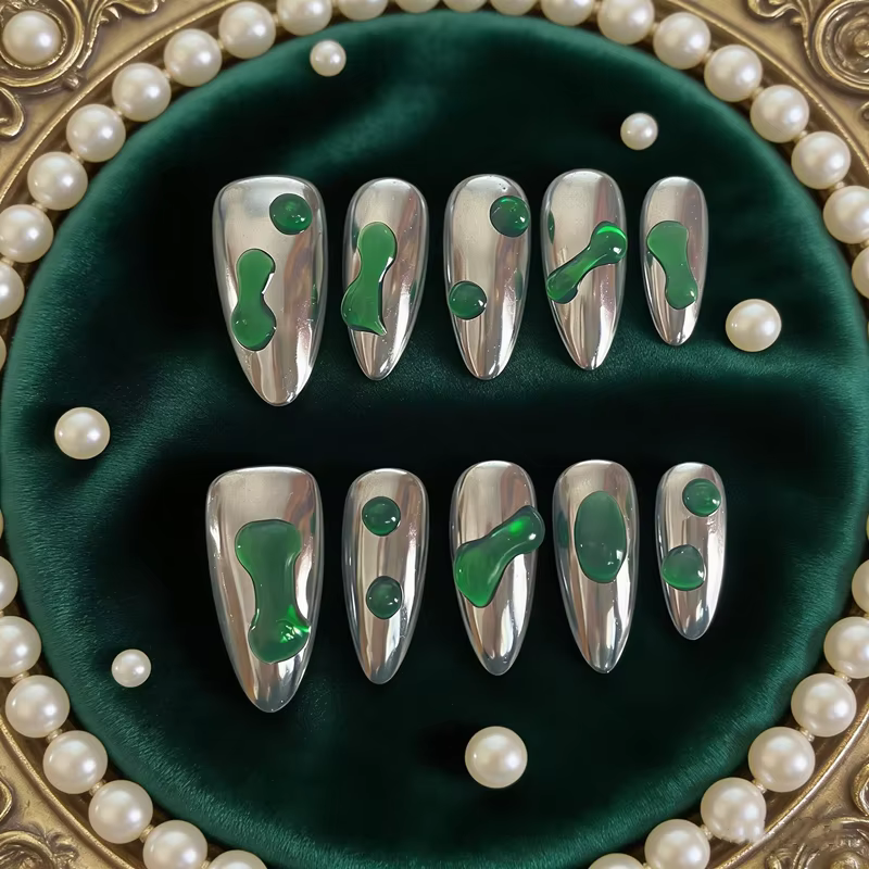 Faux ongles en forme d'amande faits à la main