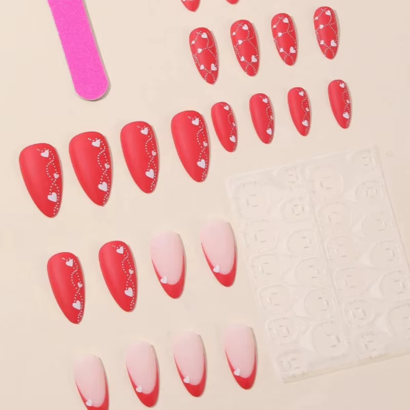 24 faux ongles rouges mats en amande à presser