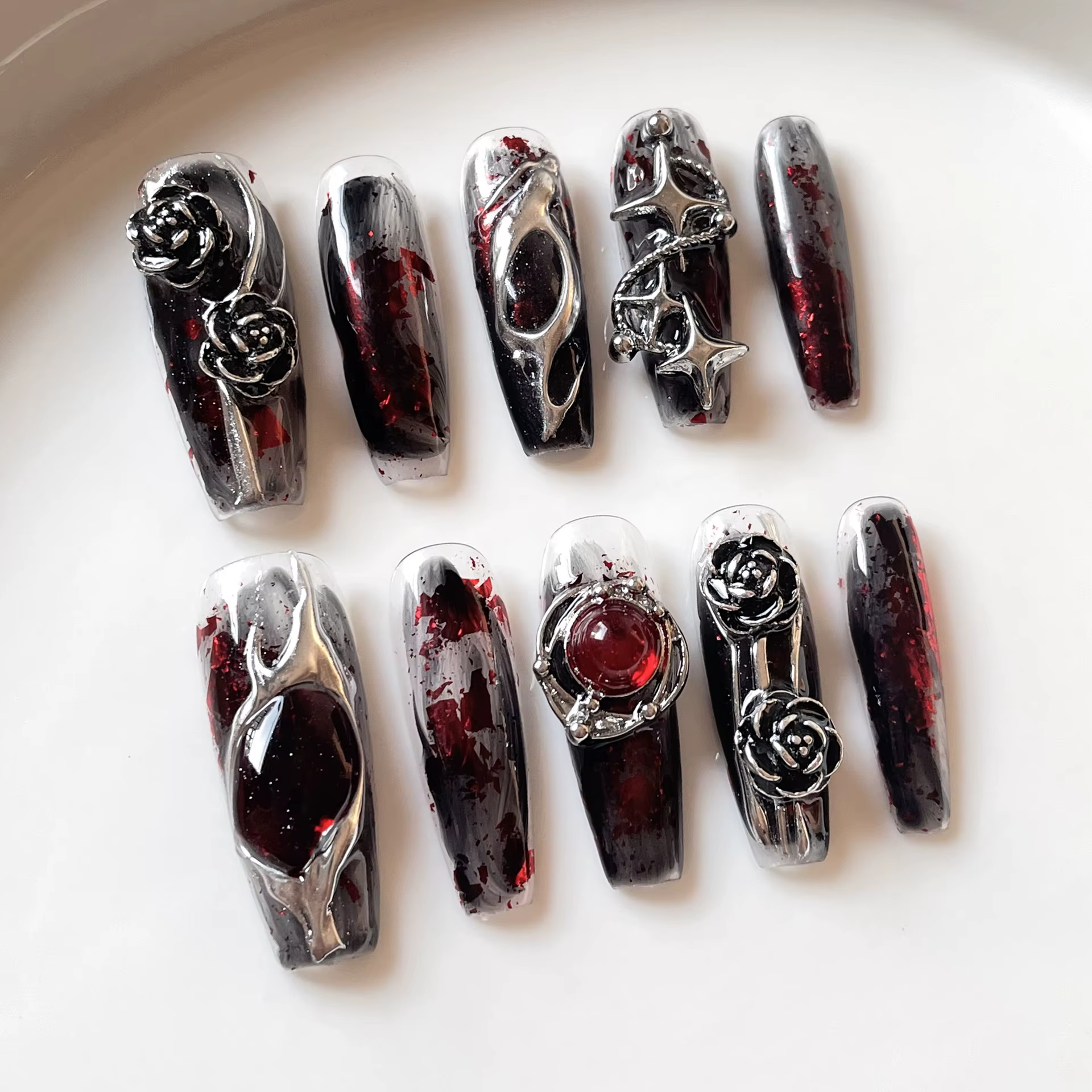 Presse gothique foncé sur les ongles