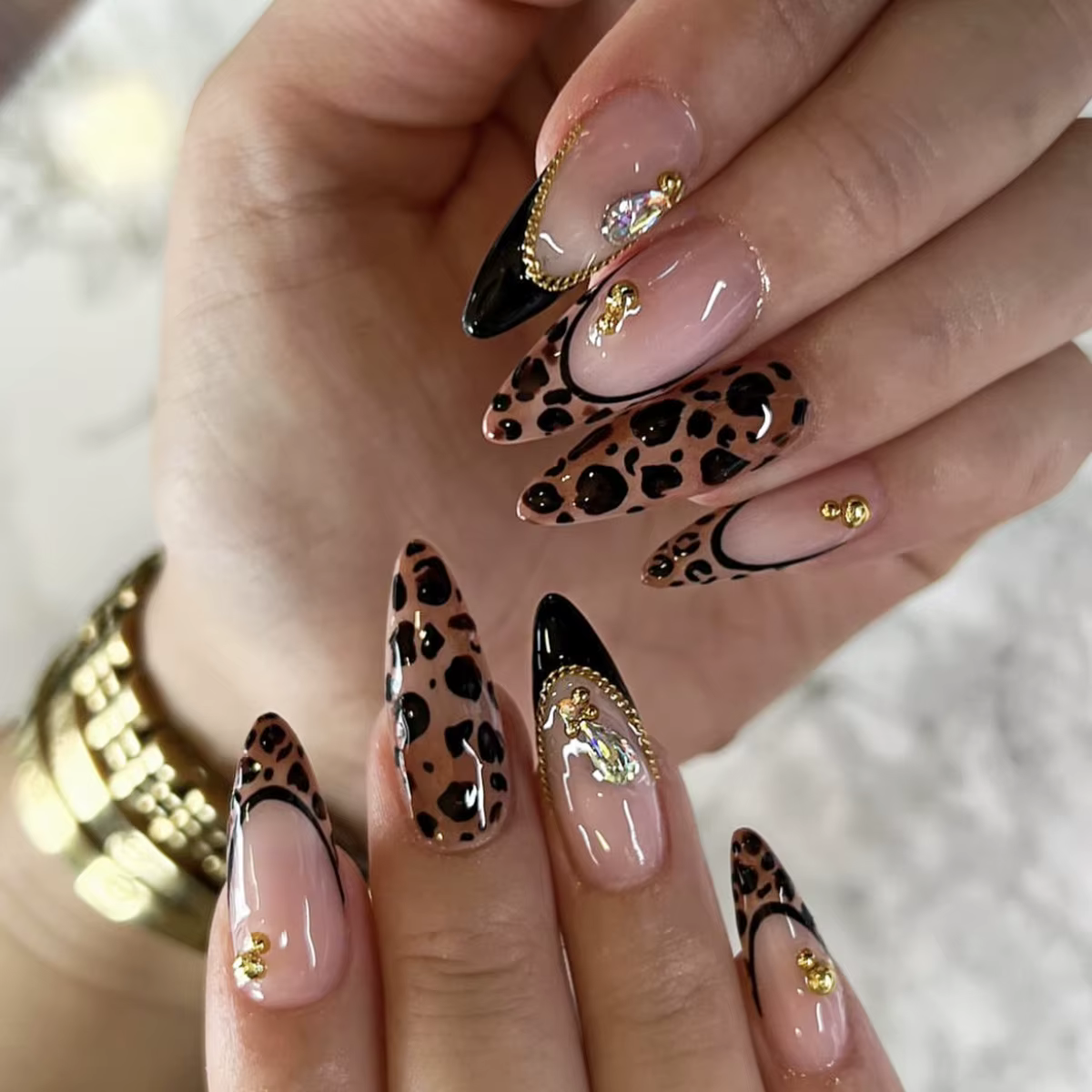 24 pièces de luxe or 3D presse florale sur les ongles amande vague métallique faux