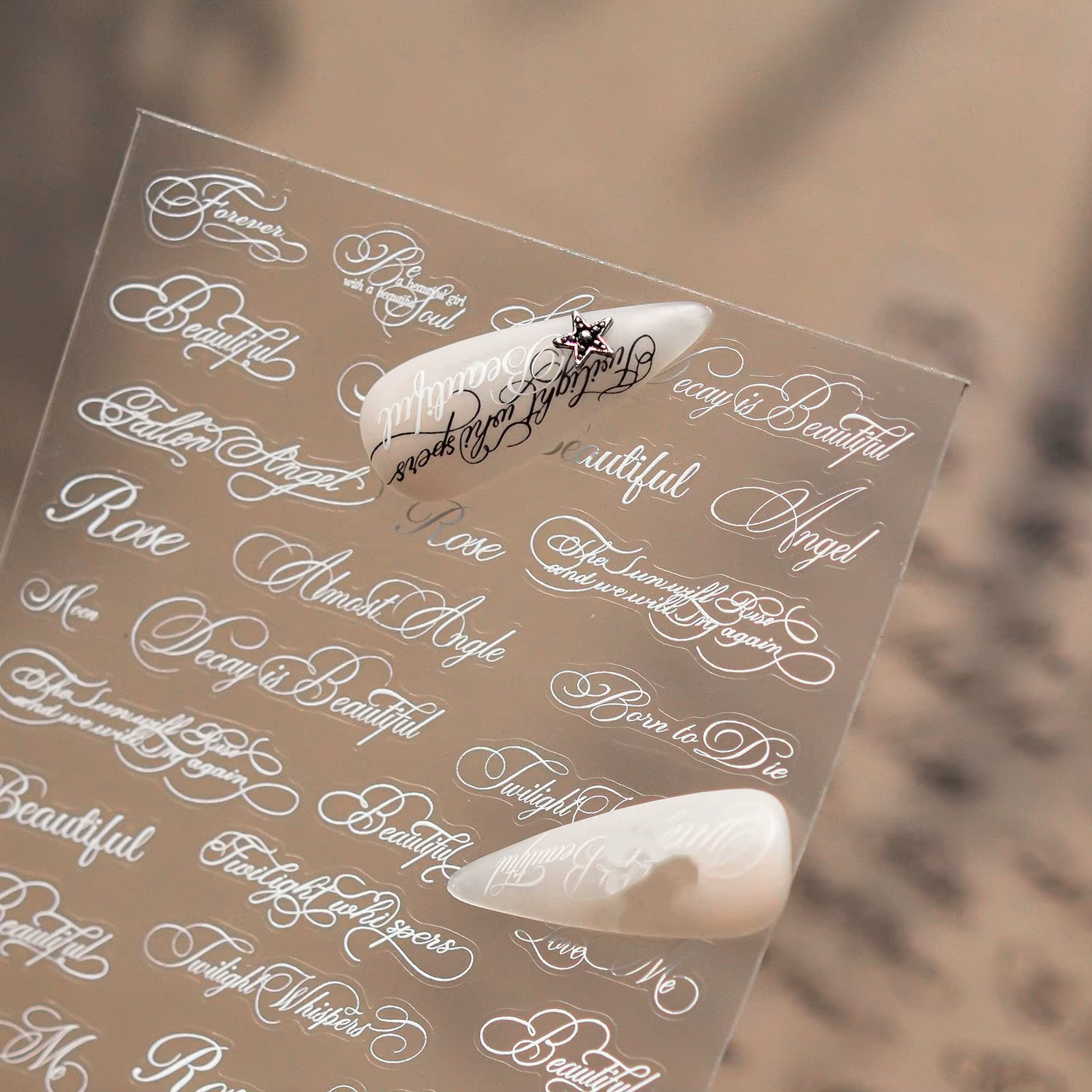 Autocollants pour ongles en lettres romaines noires et blanches