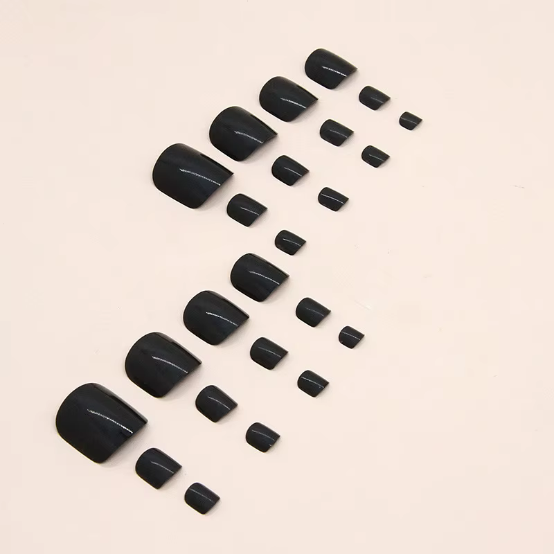 Faux ongles noirs brillants