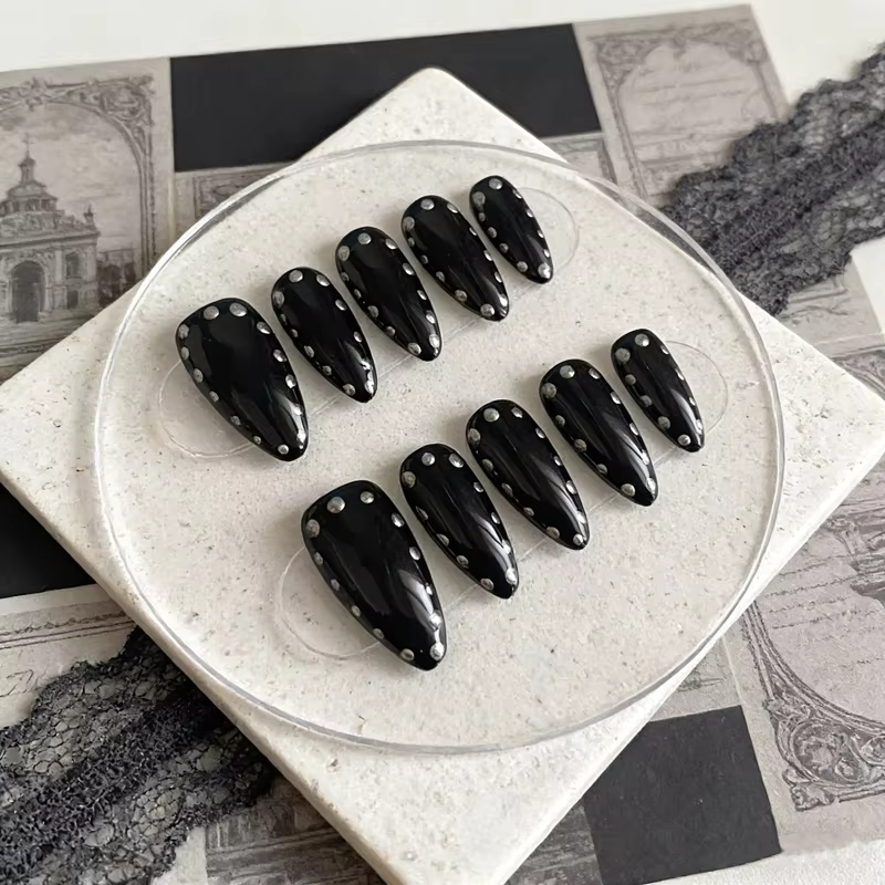 10 faux ongles noirs faits à la main
