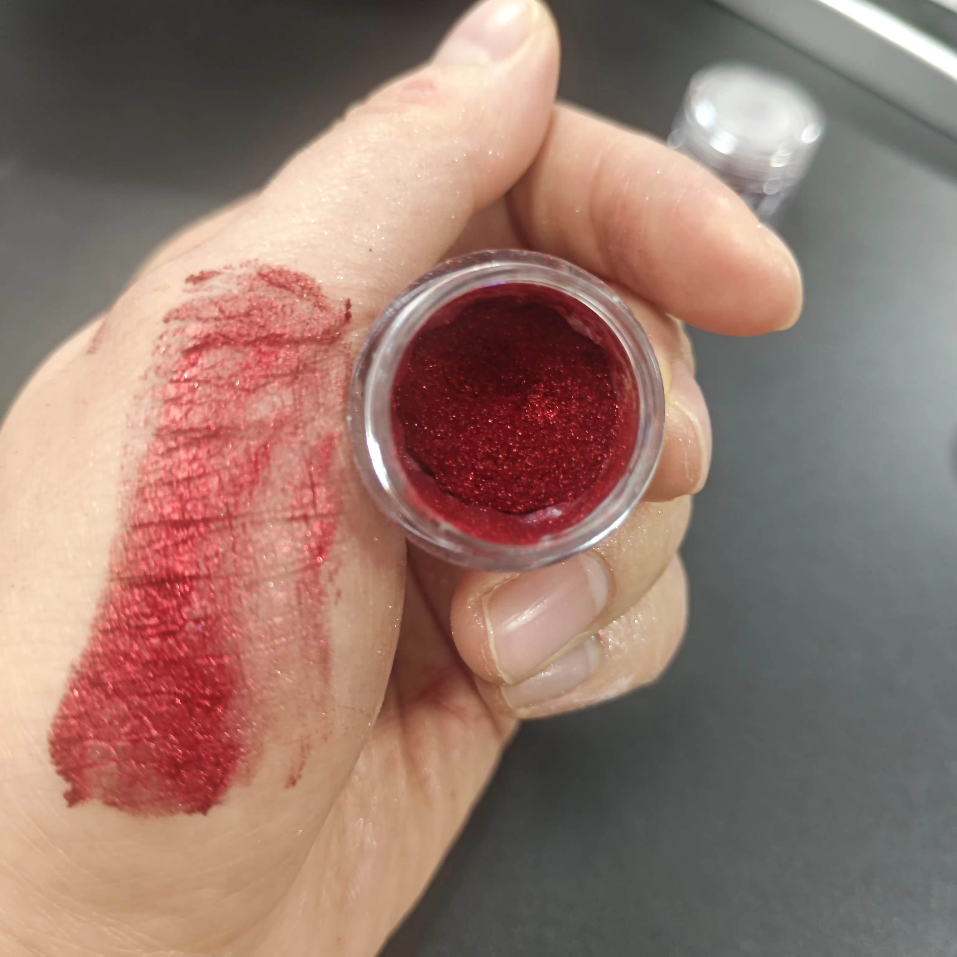 1 pot de poudre à ongles rouge de Noël