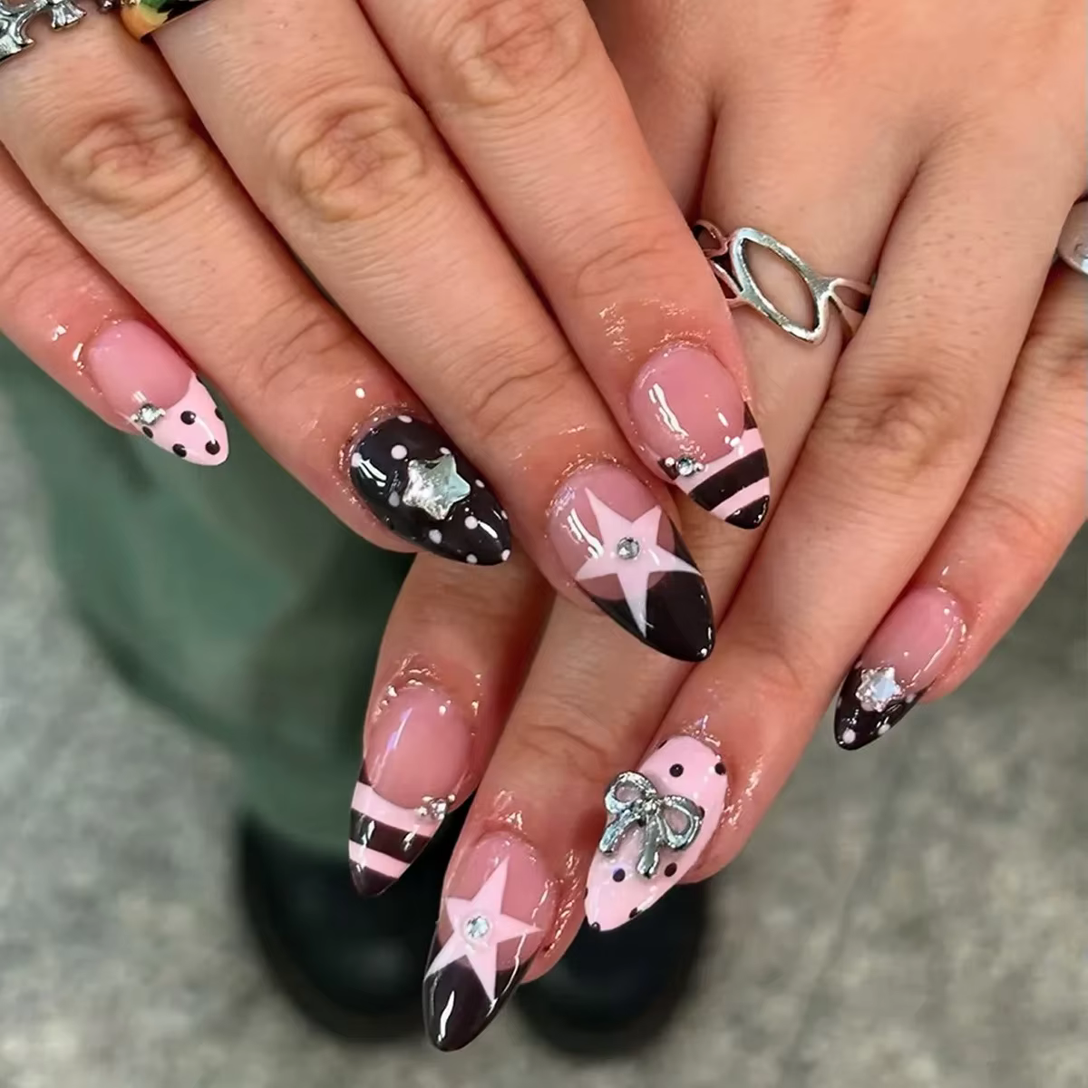24 faux ongles en amande à la française