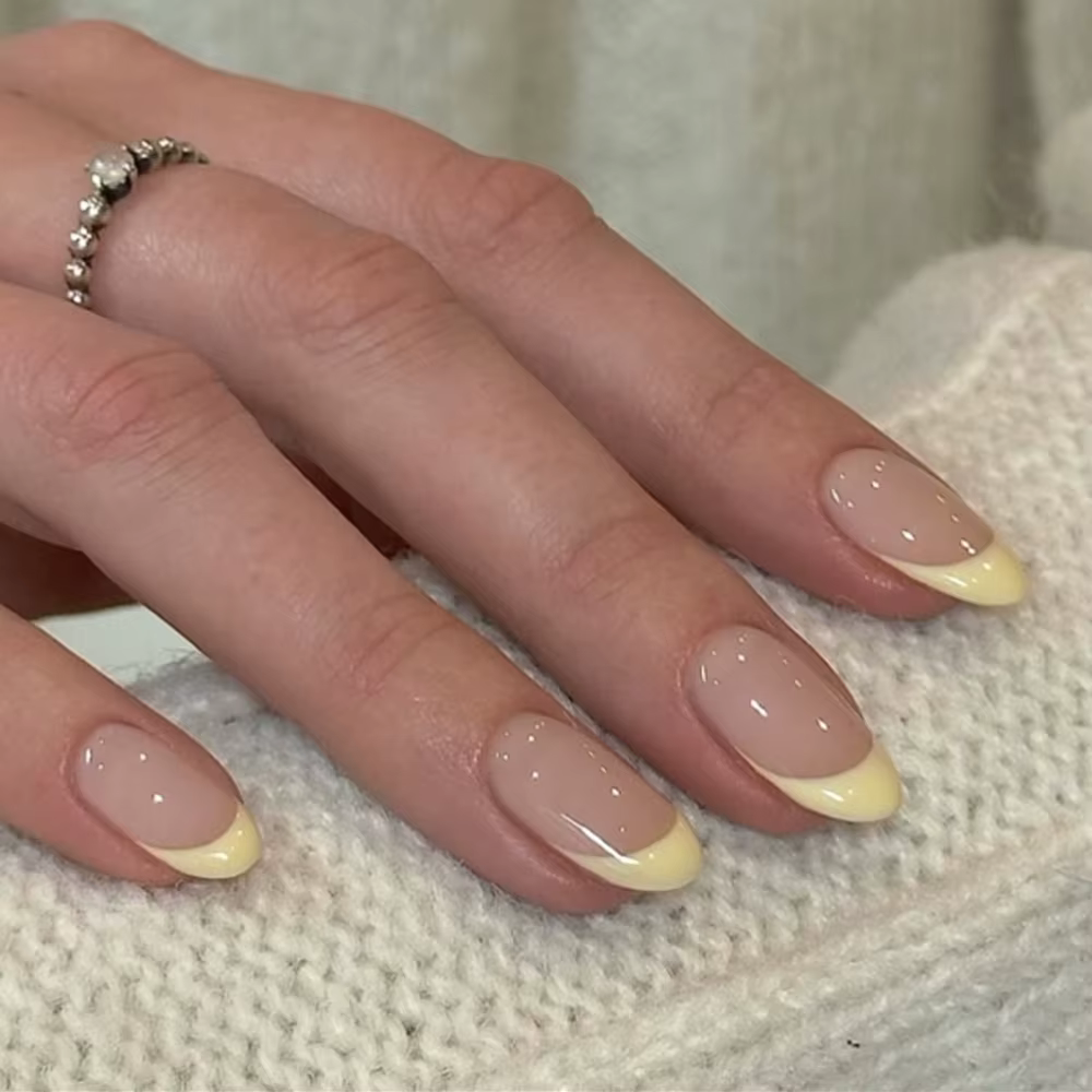 Jaune mode française portable Nail Art été Simple court amande faux ongles détachable fini