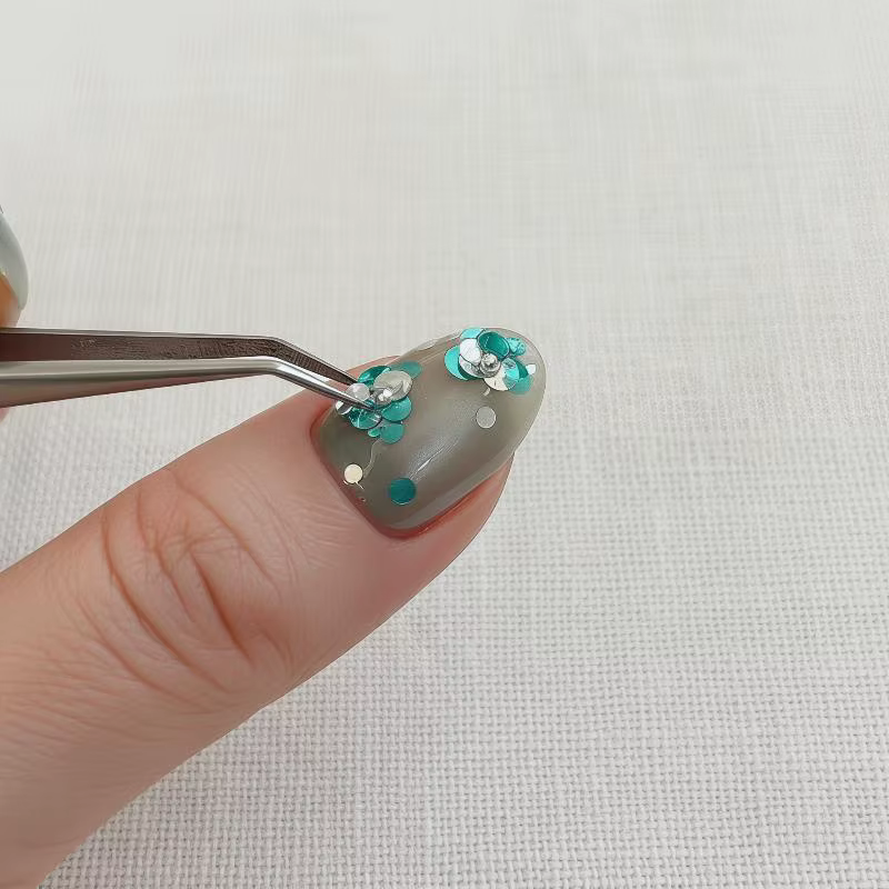 12 grilles de paillettes circulaires et colorées pour ongles avec motifs floraux pour l'art DIY