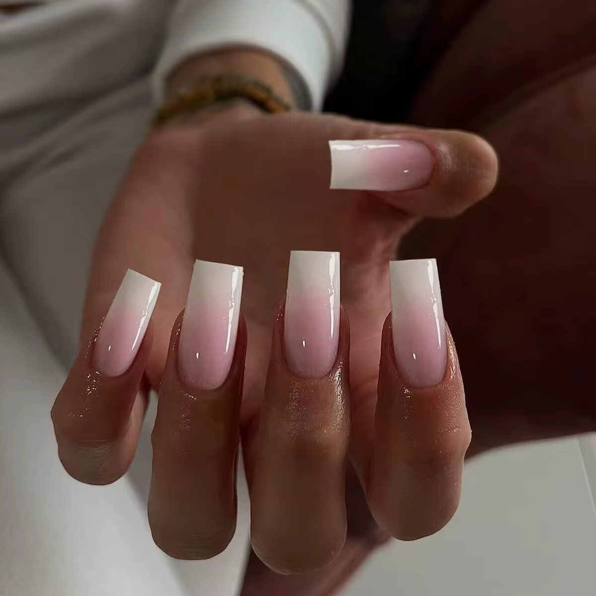 Faux ongles à pression ombrés rose à blanc pour femmes