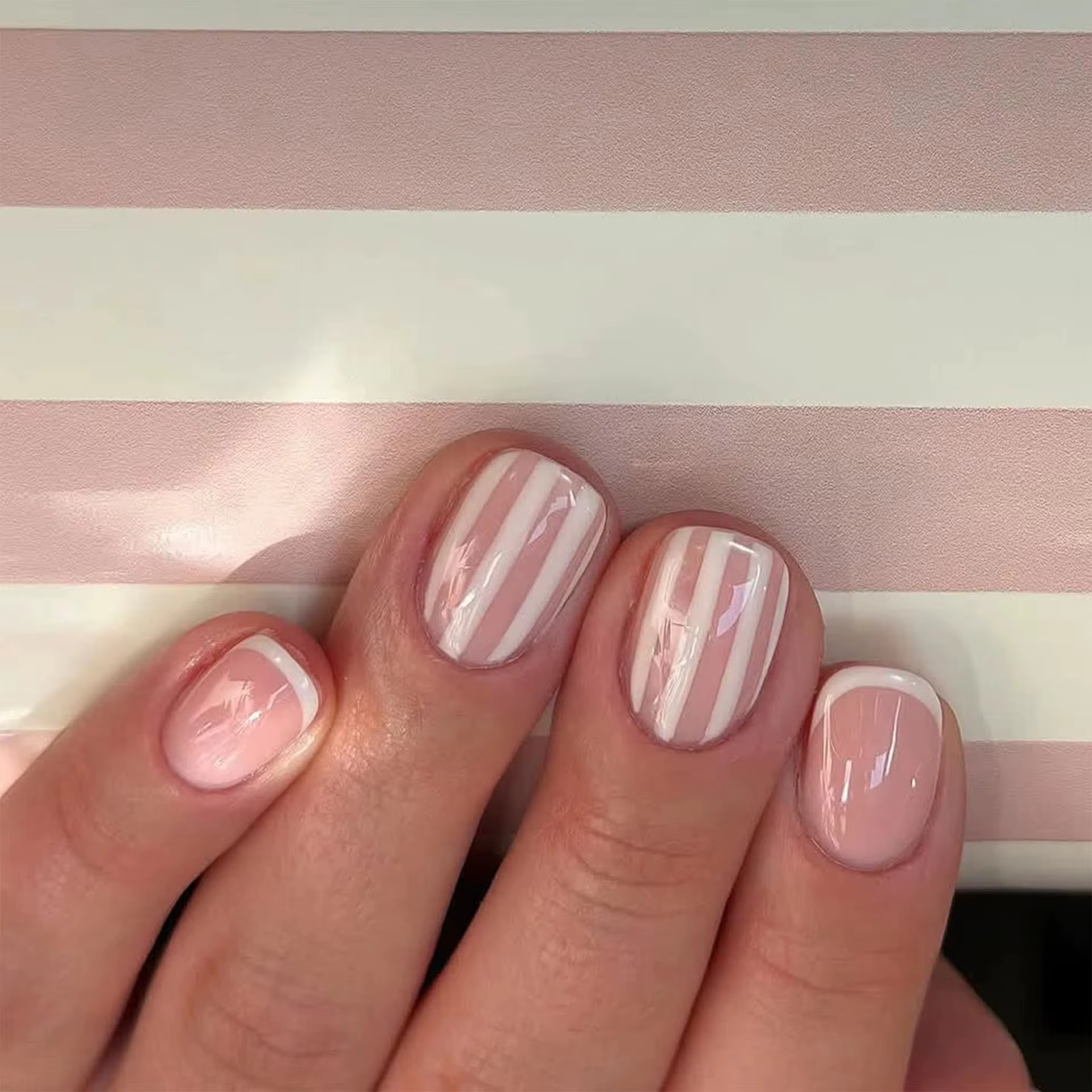 24 faux ongles courts carrés blancs simples à presser