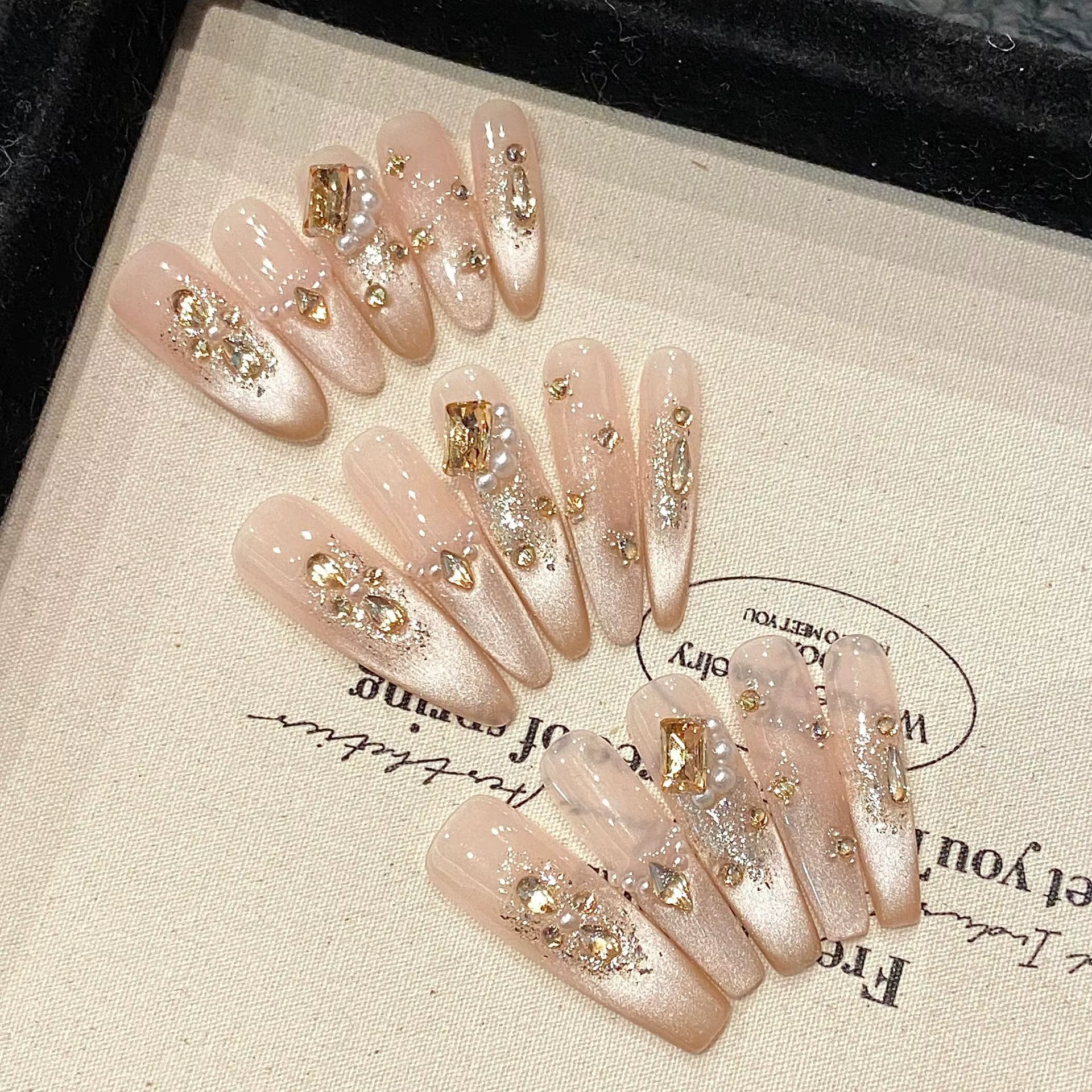 Presse nue faite à la main sur les ongles Cateye amande conception Simple portable acrylique faux