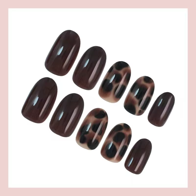 24 pièces – Kit d'ongles ovales marron foncé à motif léopard texturé écaille de tortue – Autocollants pour ongles haut de gamme – La beauté de la nature sauvage