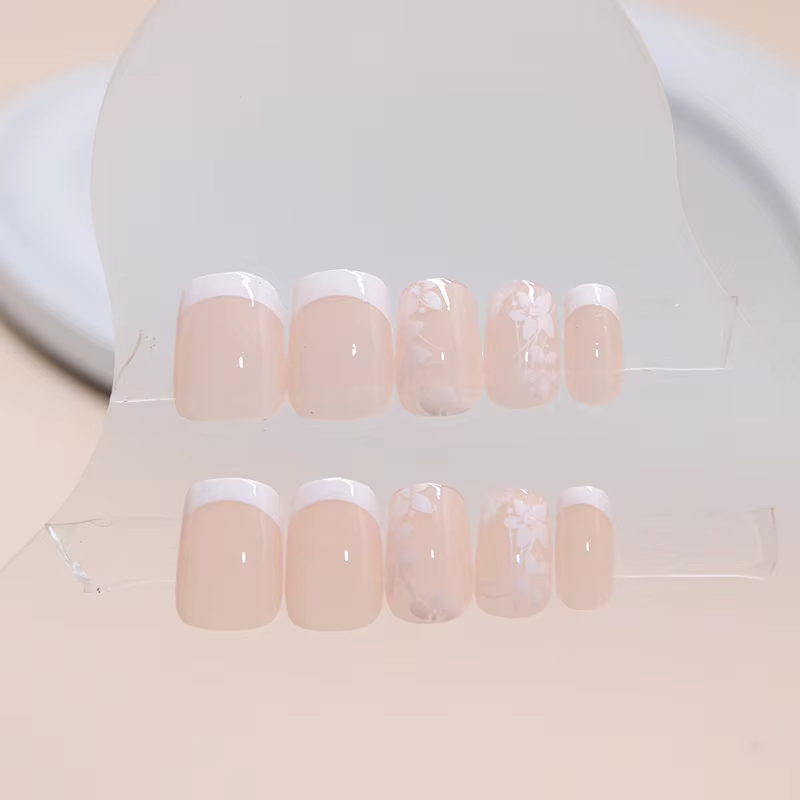 24 pièces Simple court Girly blanc Floral manucure mignon et doux portable faux ongles finition Nail Art ensemble