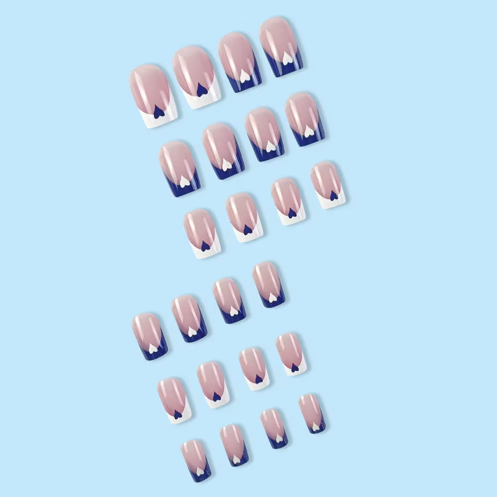 Superbes faux ongles carrés classiques bleus et blancs motif cœur