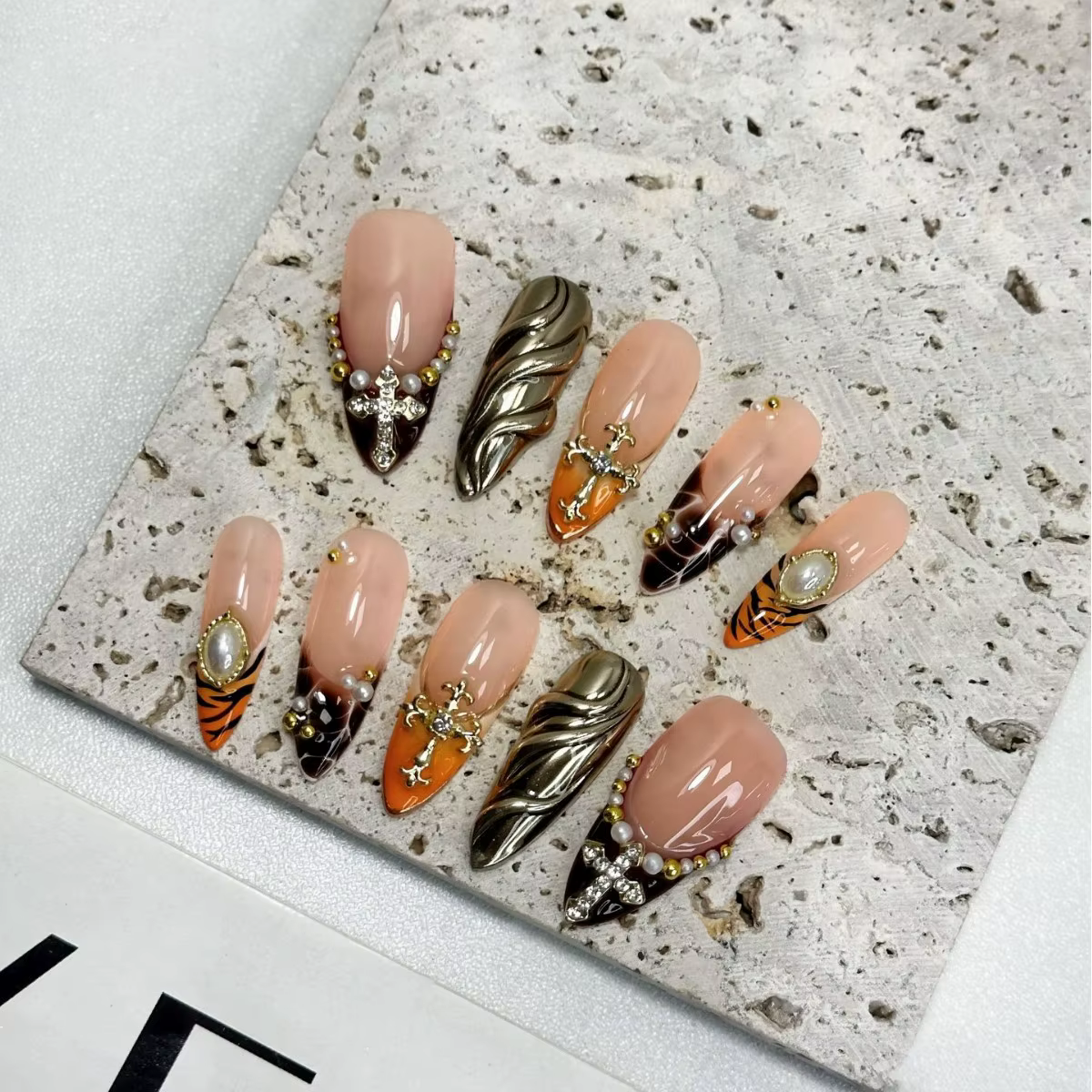 Faux ongles gothiques doux