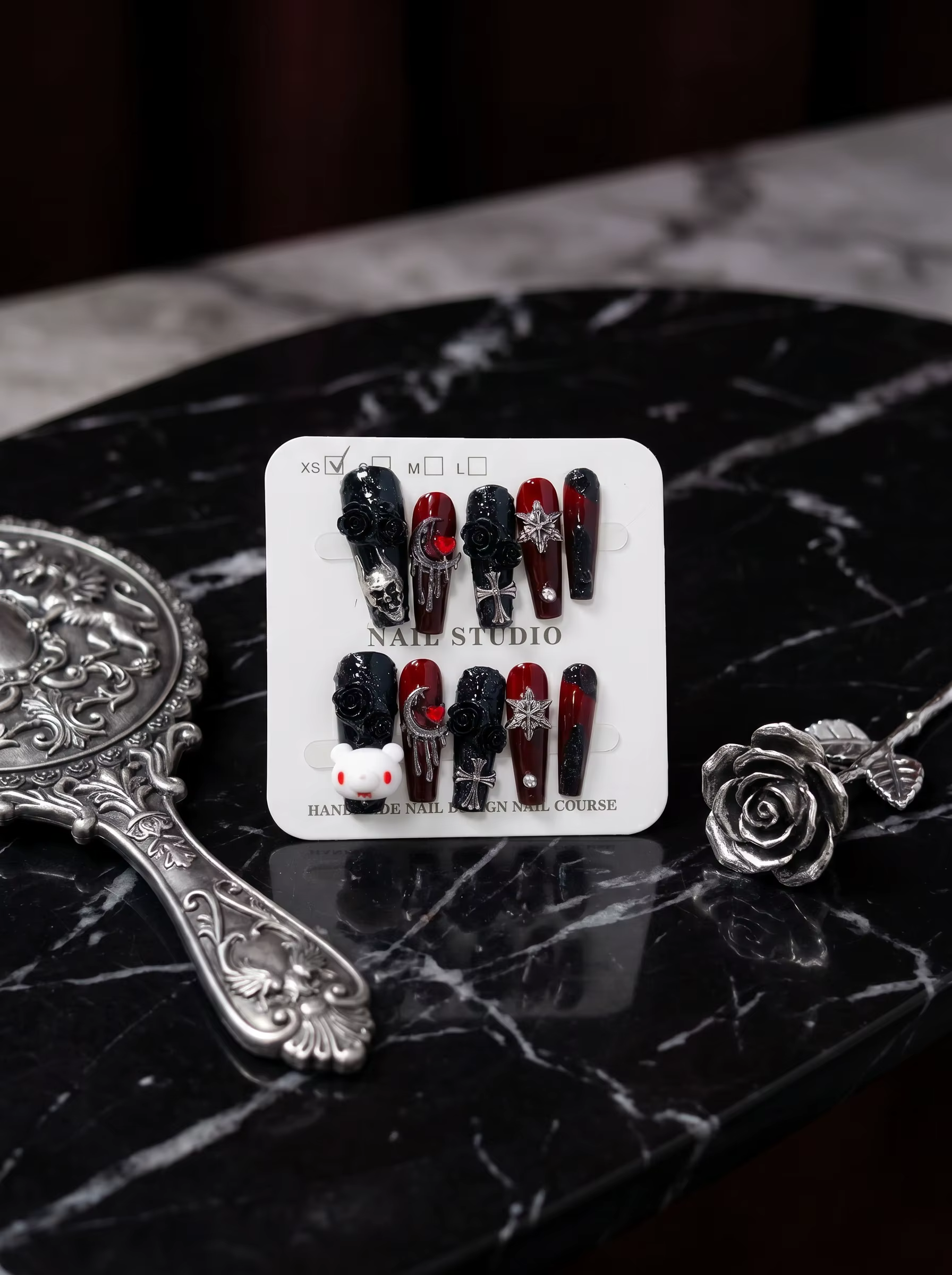 Faux ongles gothiques faits à la main à pression 3D avec motif ours mignon et croix rouge et noir