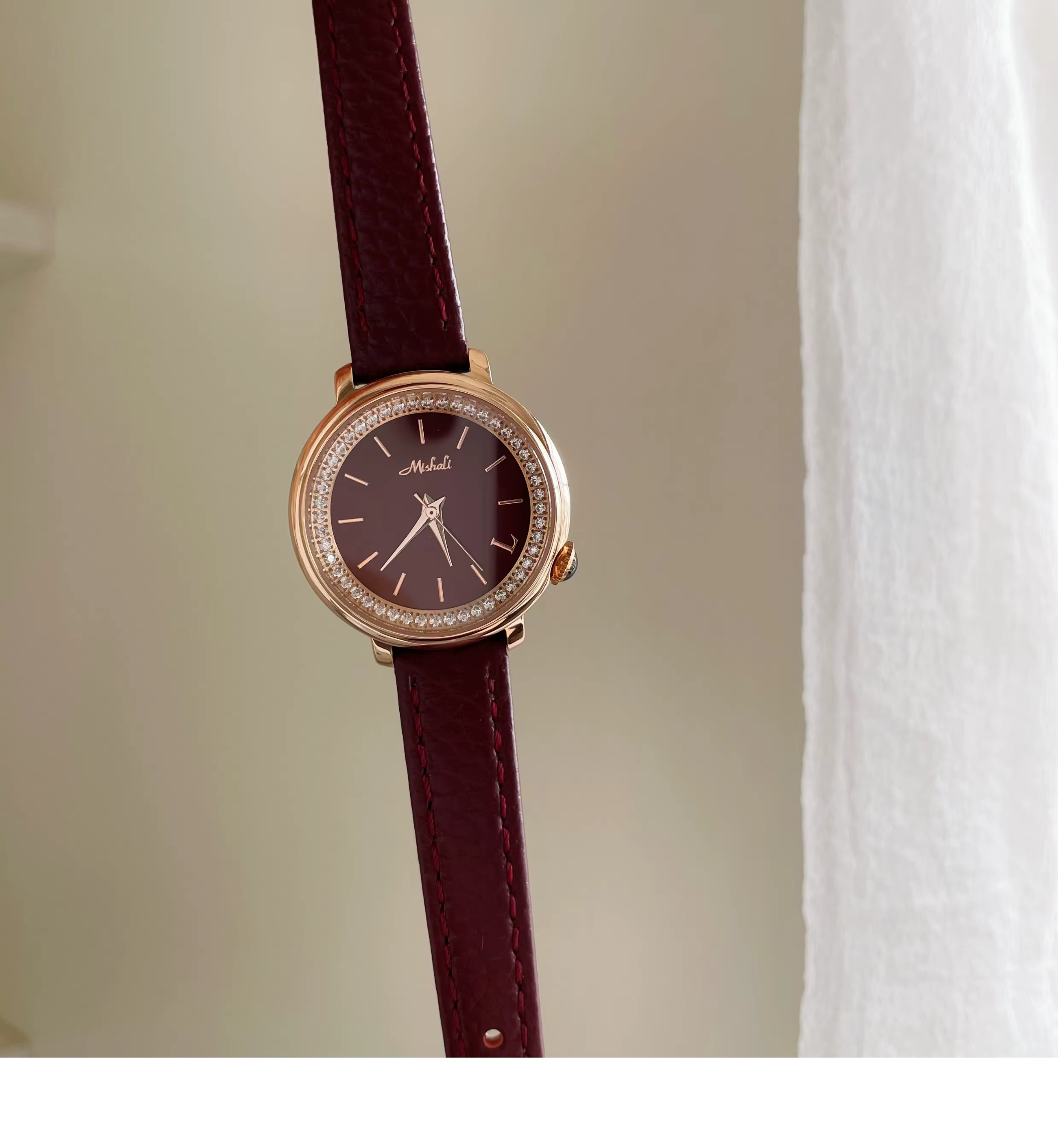 Montre à cadran rond bordeaux, rétro Chic, haut de gamme, luxe, serti de diamants, montre britannique pour dames, cadeau, nouvelle collection automne/hiver 2025