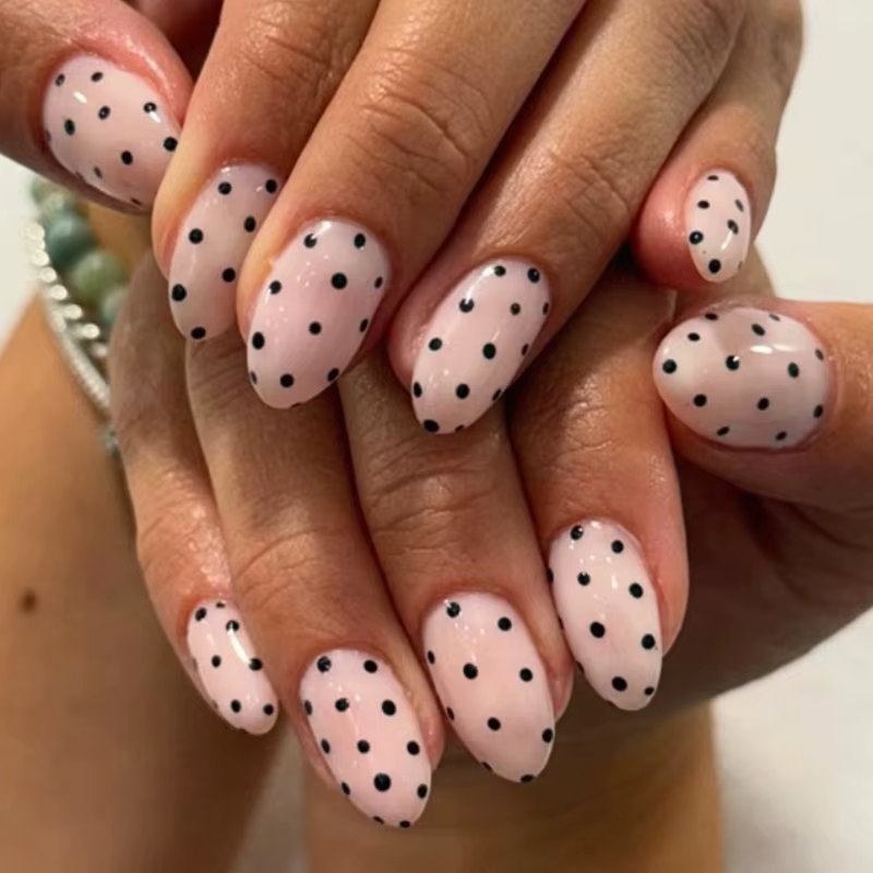 Blanc rond point à pois français brun Nail Art court