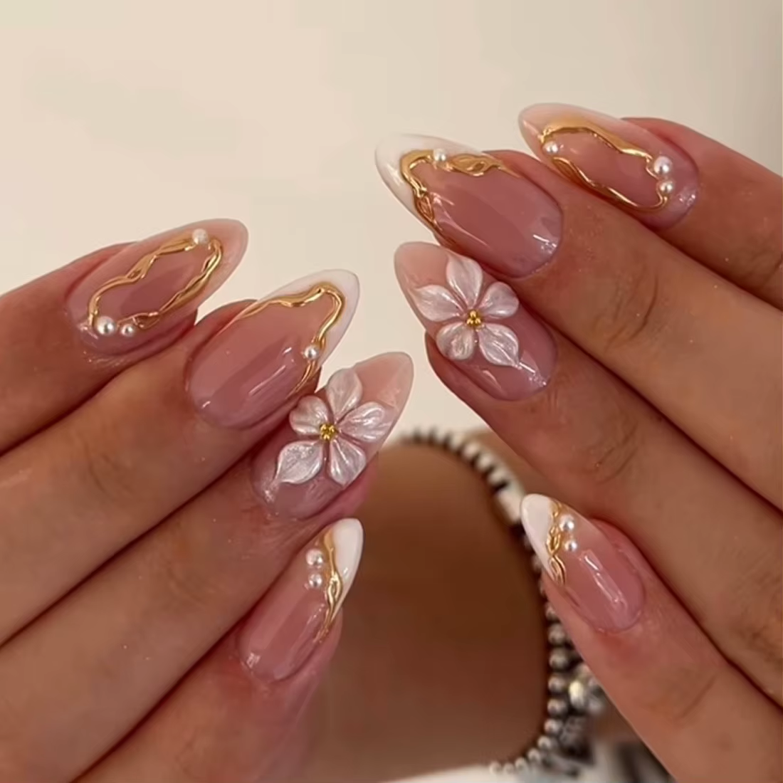Faux ongles amande jaunes à fleurs roses 3D