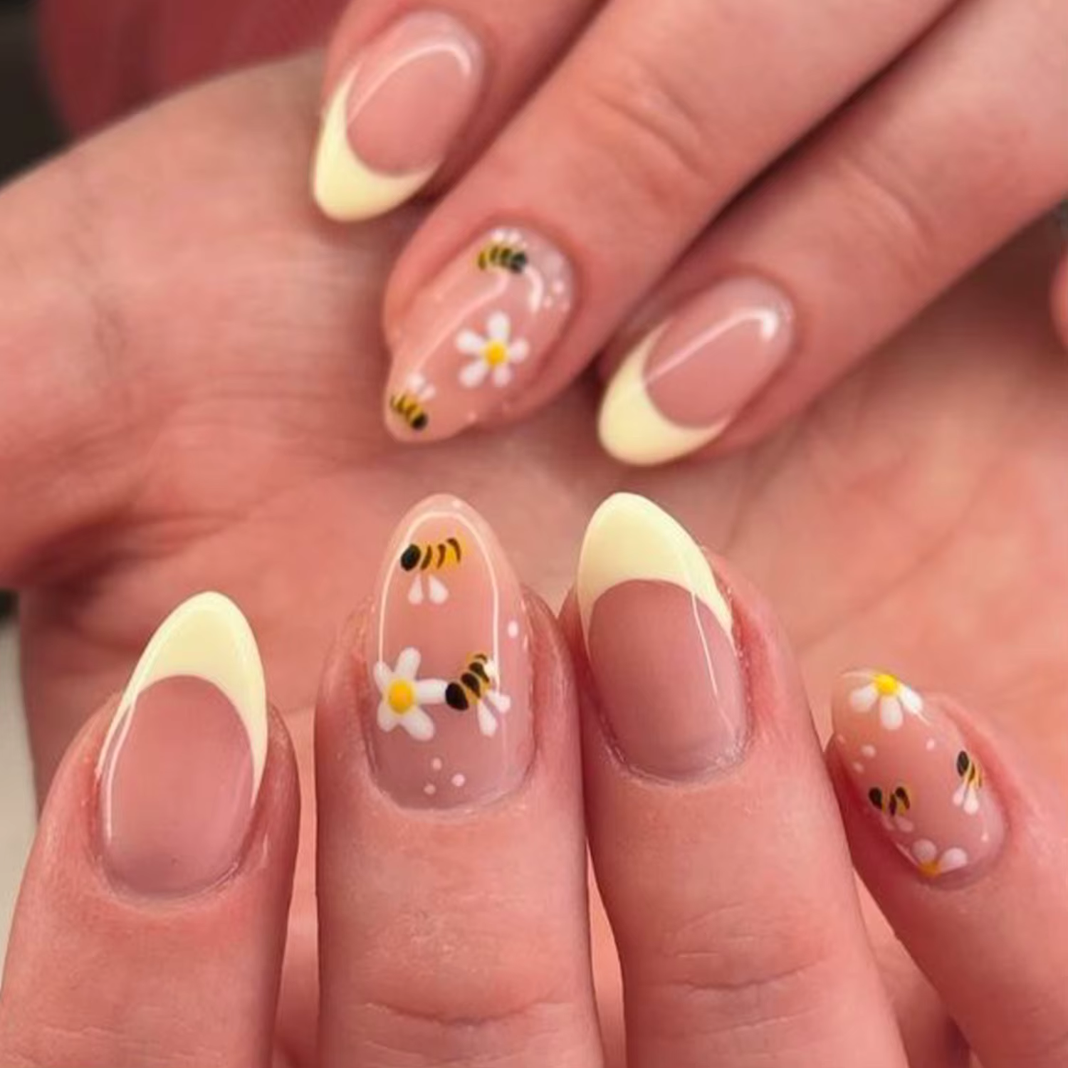 Lovely Bee Little Flowers Summer Nail Art Yellow French Short Almond Fake Nails Detachable Finished False