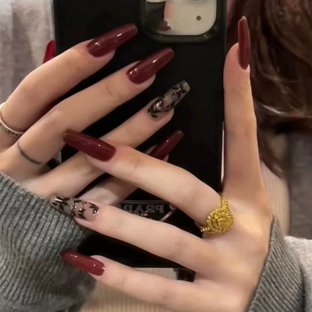 Faux ongles français longs de forme trapézoïdale