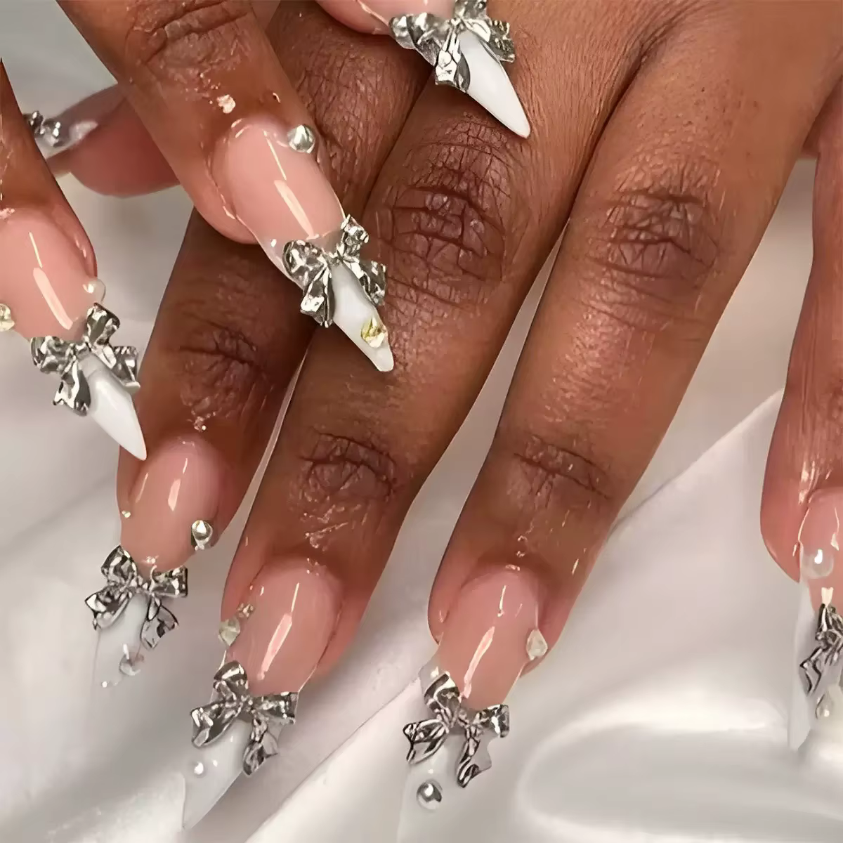 24 pièces Spice Girls faux ongles Simple blanc français avec des diamants scintillants longue Stiletto presse