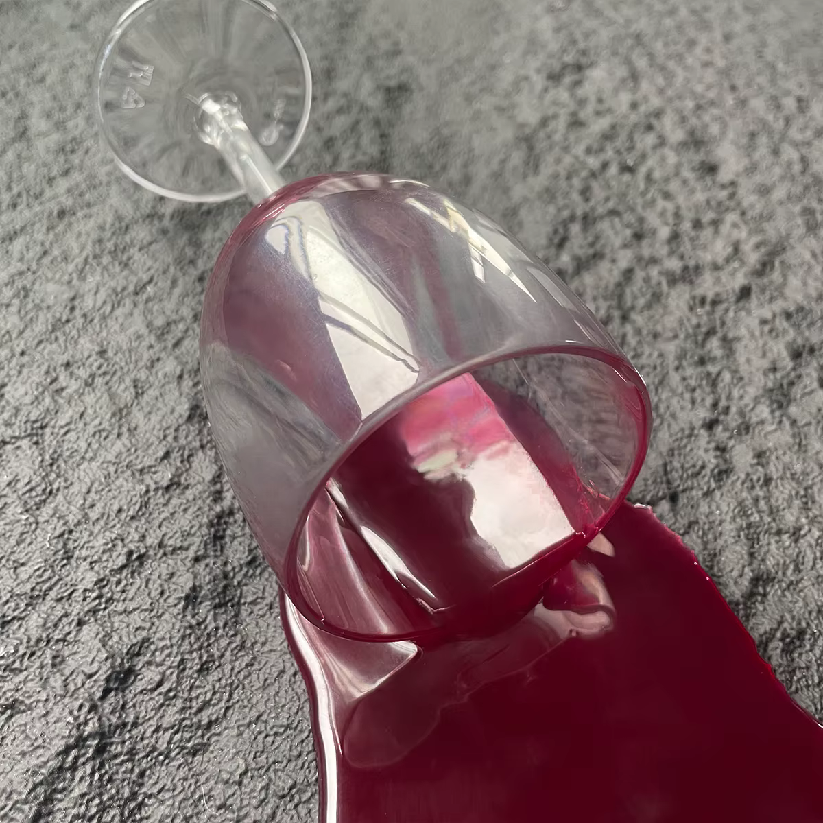 Faux verre à vin rouge réversé réaliste, accessoire de farces, tasse retournée artificielle pour fête Gag, décoration de maison, photographie