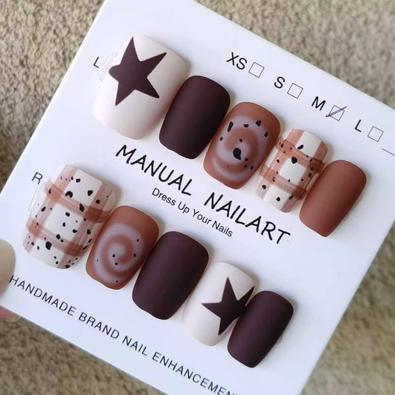 10 pièces automne et hiver Nail Art Maillard presse sur les ongles dessin animé mignon givré raton laveur peinture à