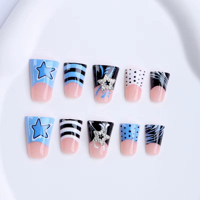 24 faux ongles bleus et noirs à blocs de couleur