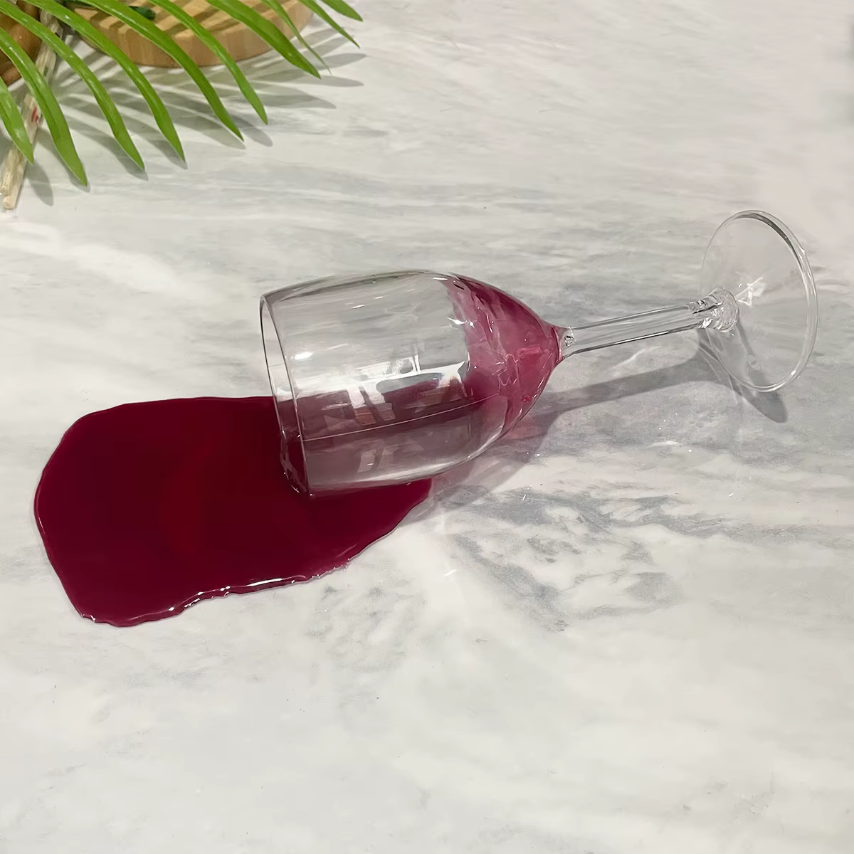 Faux verre à vin rouge réversé réaliste, accessoire de farces, tasse retournée artificielle pour fête Gag, décoration de maison, photographie