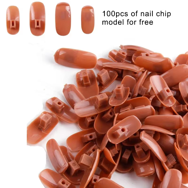 Main d'entraînement élégante pour la pratique du nail art