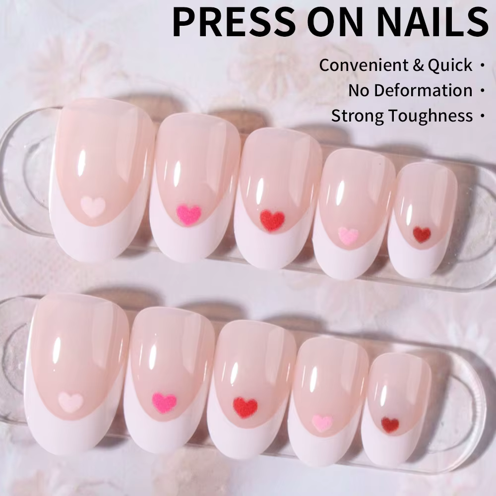 24 pièces par ensemble. Ongles courts ovales blancs en forme de cœur