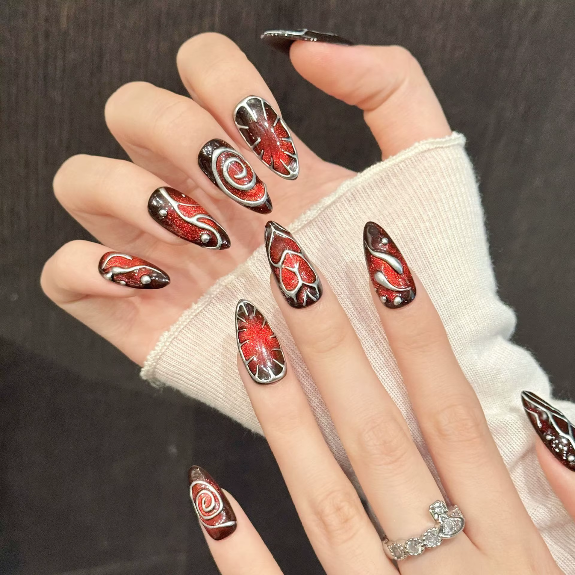 10 faux ongles en amande faits à la main
