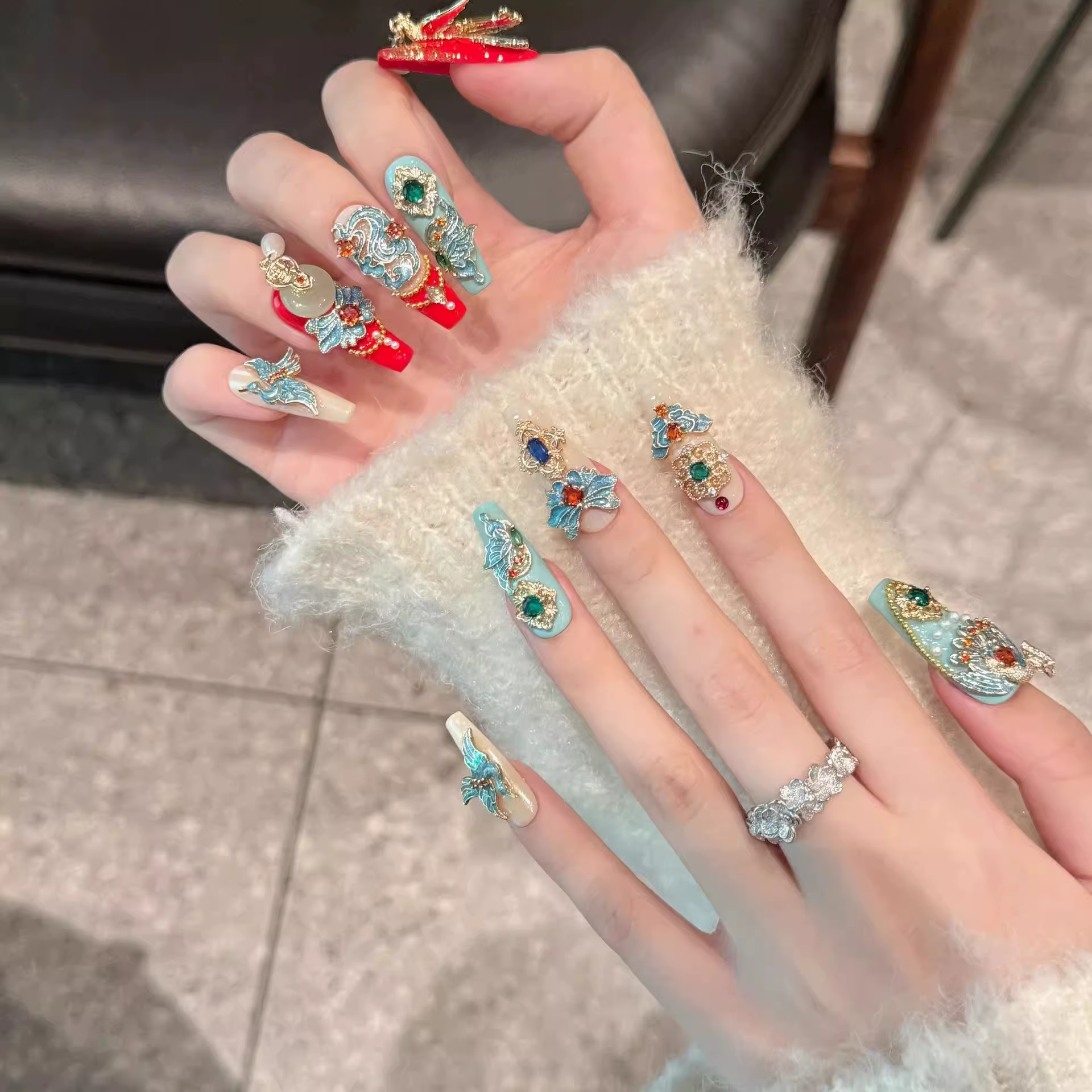 Ongles à pression exquises d'inspiration orientale avec motifs de phénix et de nuages avec des matériaux écologiques de qualité supérieure et des pierres précieuses sécurisées
