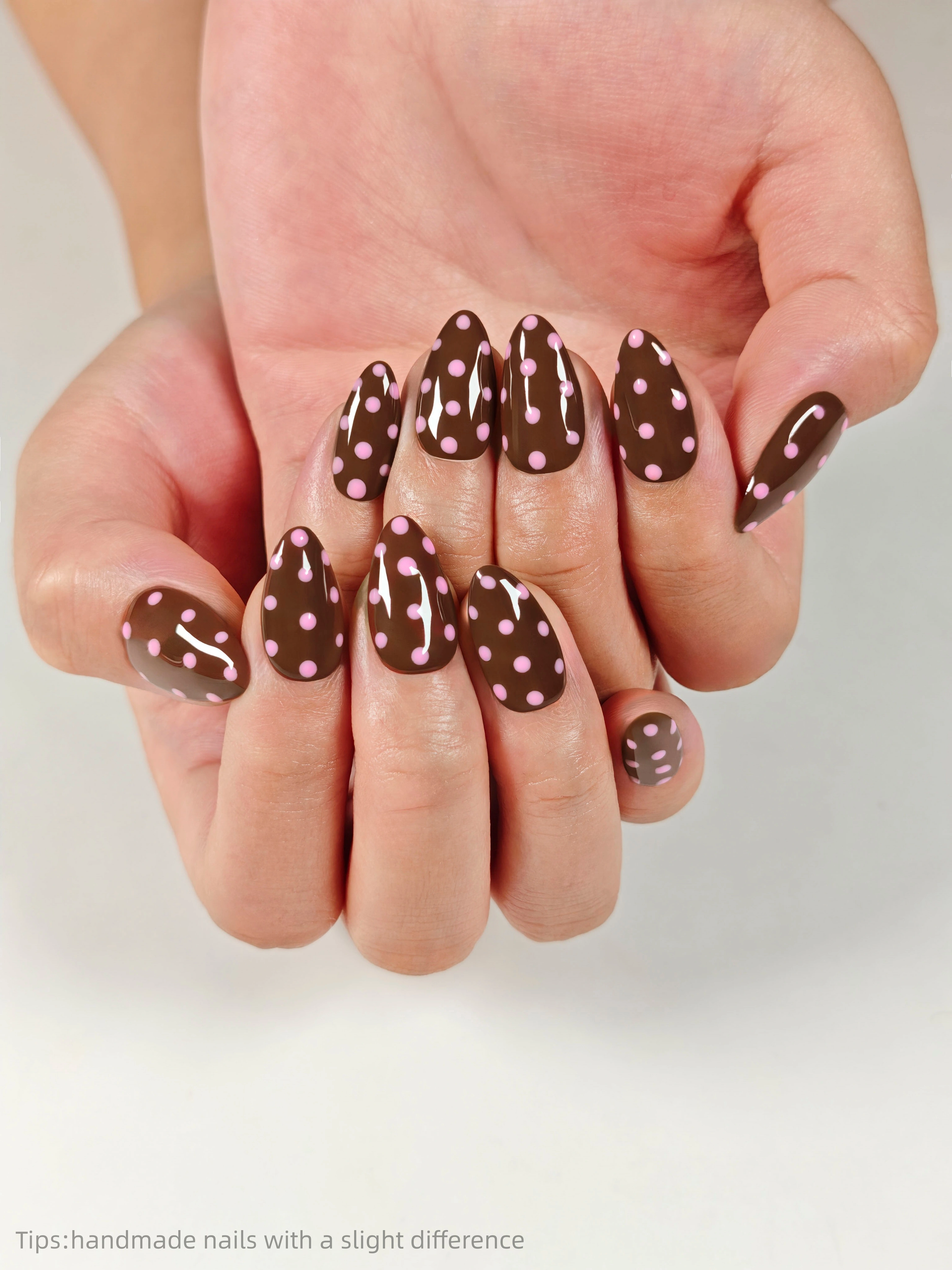 10 pièces à la main marron rose à pois presse sur les ongles amande couverture complète portable réutilisable doux faux