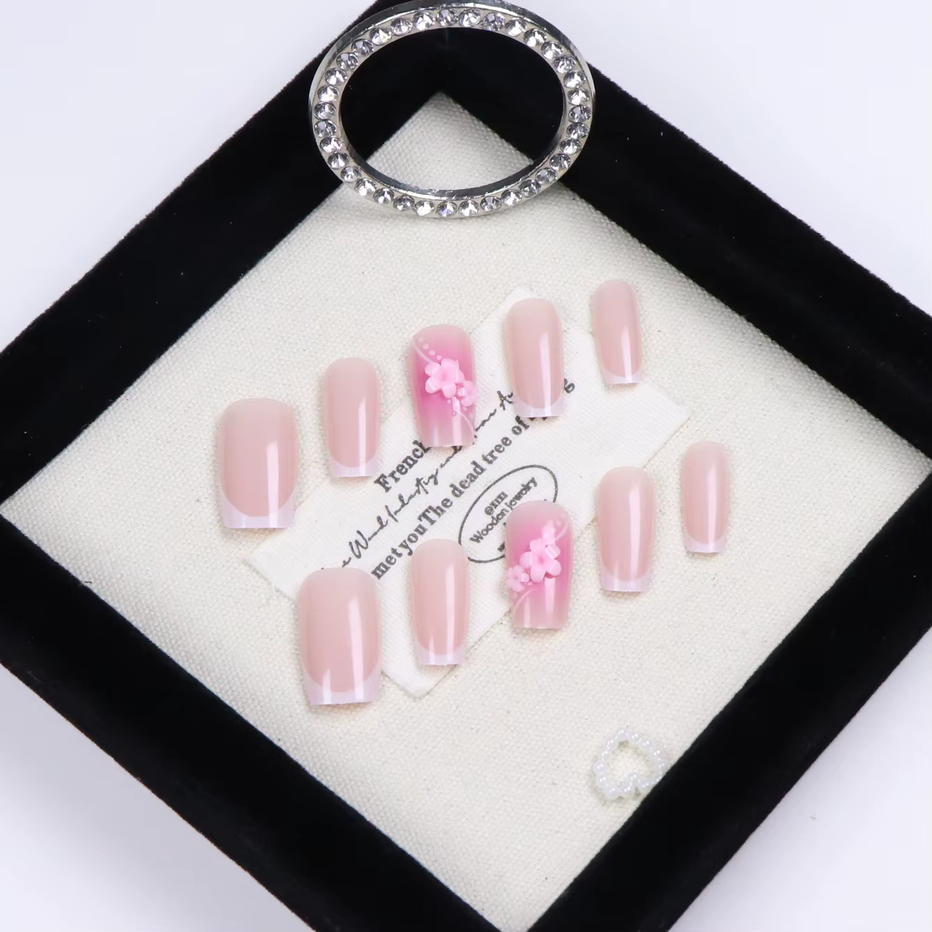 10 pièces ongles courts carrés pressés à la main français à bords blancs avec conception de fleur rose