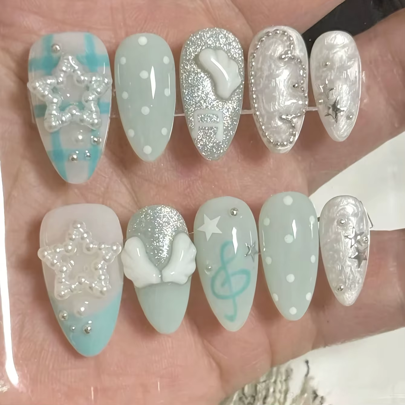 10 ongles en forme d'amande pressés à la main