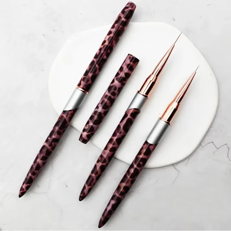 Brosse à ongles avec manche léopard
