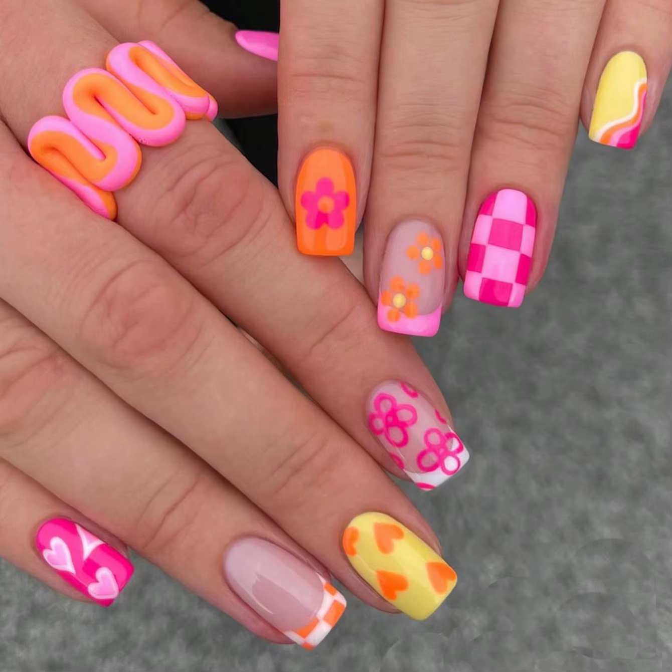Faux ongles courts avec motif de feuille de Rose pressés