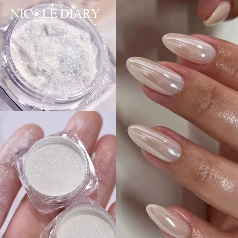Aurora perle blanc ongles paillettes poussière clair de lune