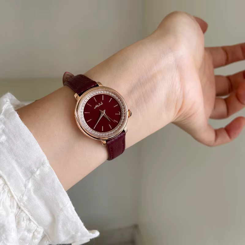 Montre à cadran rond bordeaux, rétro Chic, haut de gamme, luxe, serti de diamants, montre britannique pour dames, cadeau, nouvelle collection automne/hiver 2025