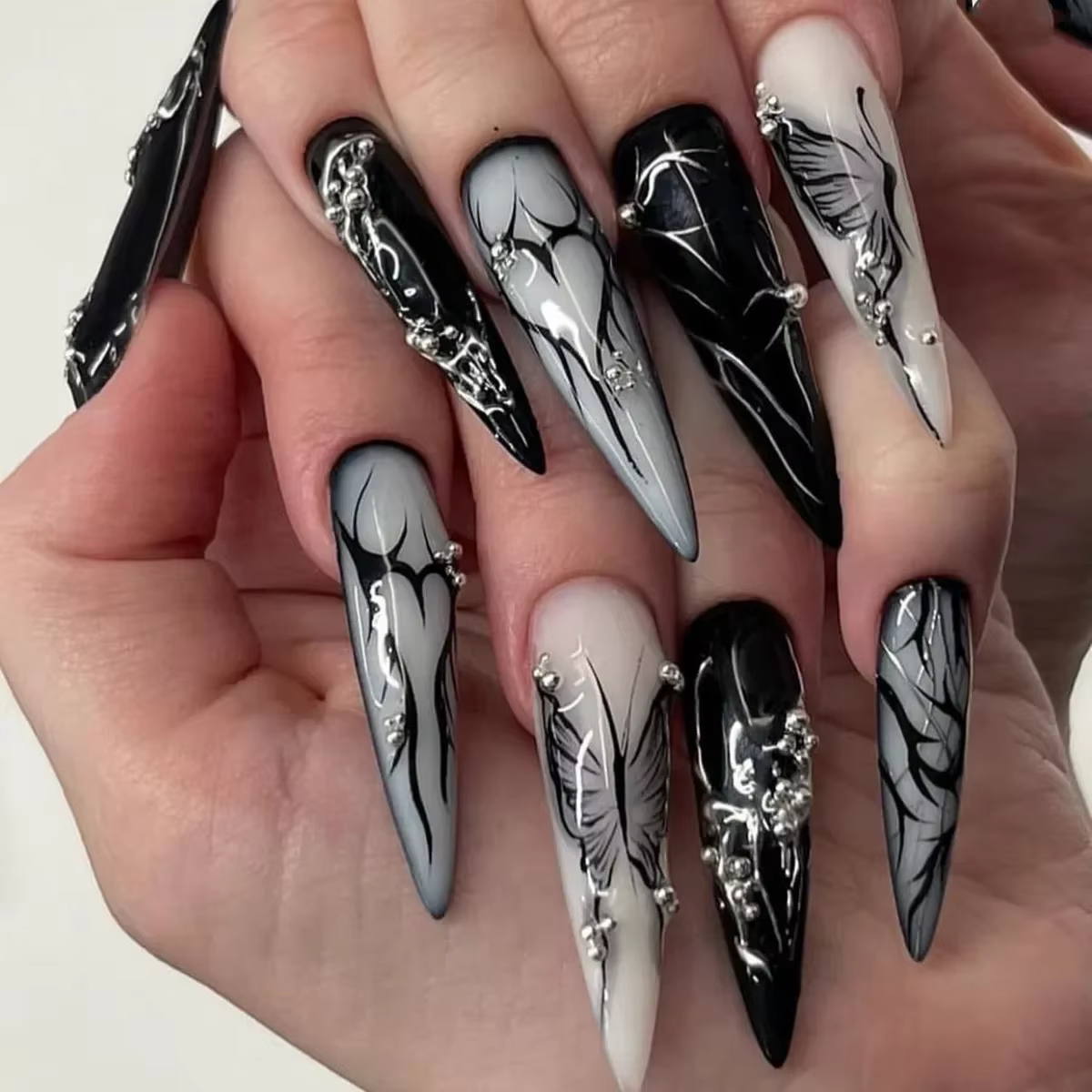 Faux ongles longs et pointus de style gothique
