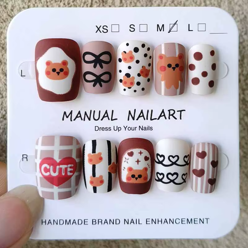 10 pièces automne et hiver Nail Art Maillard presse sur les ongles dessin animé mignon givré raton laveur peinture à
