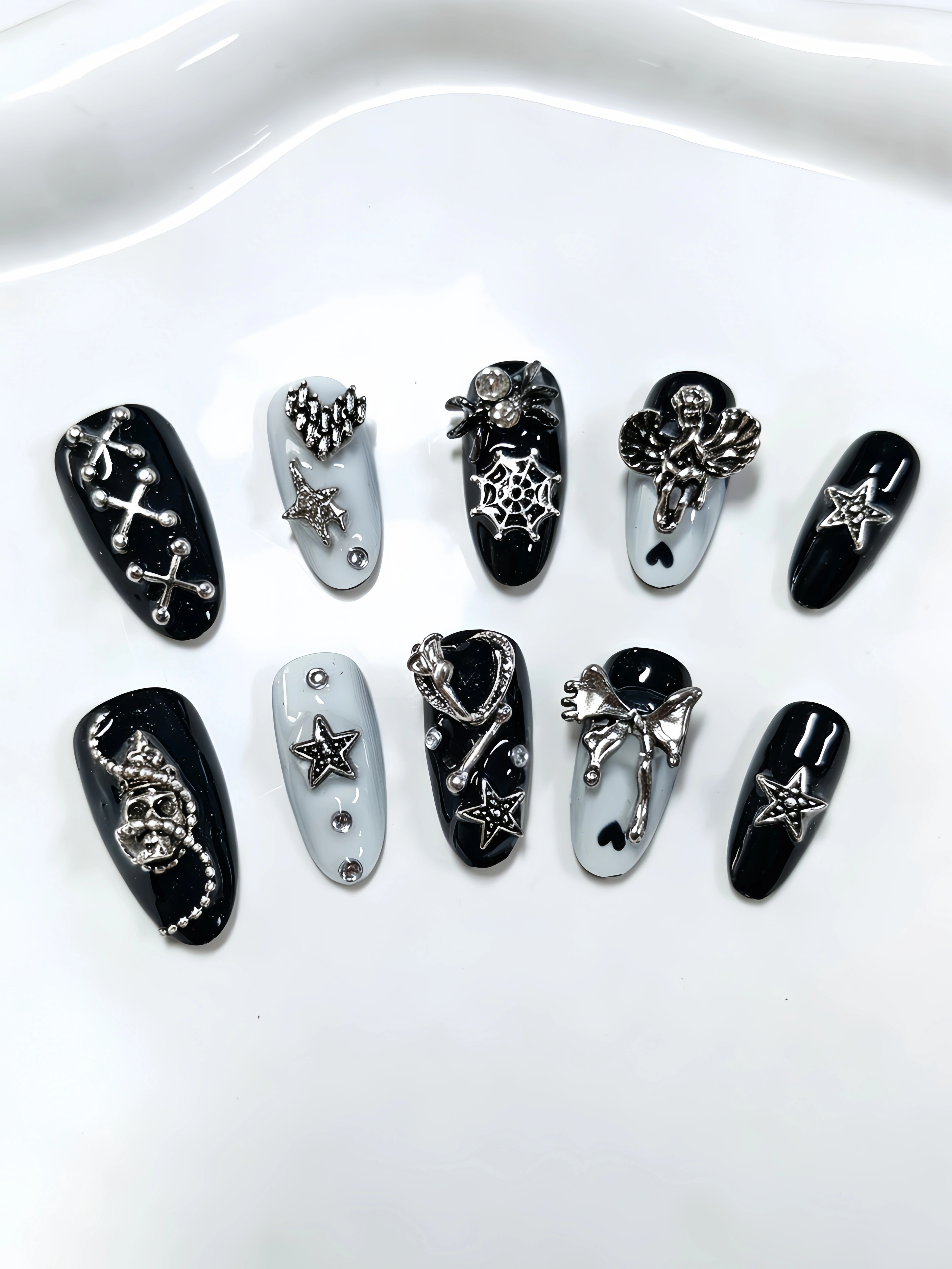 10 faux ongles noirs en forme d'amande